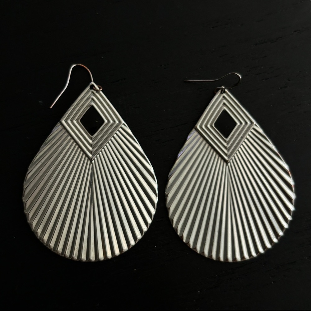 Silver ribbed teardrop earrings